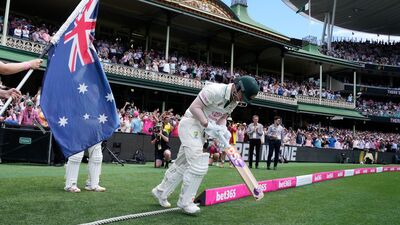 डेव्हिड वॉर्नरने शेवटच्या कसोटी डावासाठी मैदानात उतरताना देशाच्या ध्वजाला स्पर्श केला. त्याला हे करताना पाहून ऑस्ट्रेलियन क्रिकेट चाहत्यांनी आनंदाने उड्या मारल्या आणि मैदानात वॉर्नरच्या नावाने घोषणा दिल्या.