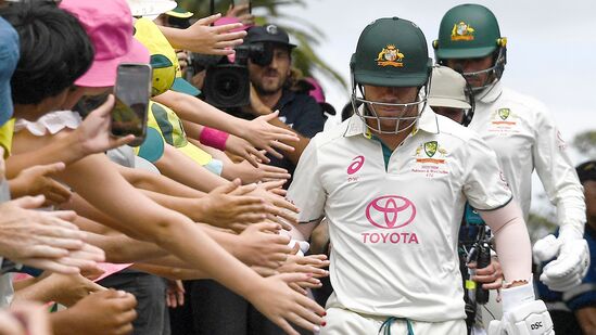 डेव्हिड वॉर्नर जेव्हा ड्रेसिंग रूममधून फलंदाजीसाठी मैदानावर येत होता, तेव्हा त्याच्या डोळ्यात तीच जुनी चमक दिसत होती. डेव्हिड वॉर्नर जेव्हा ड्रेसिंग रूममधून फलंदाजीसाठी मैदानावर येत होता, तेव्हा त्याच्या डोळ्यात तीच जुनी चमक दिसत होती. 