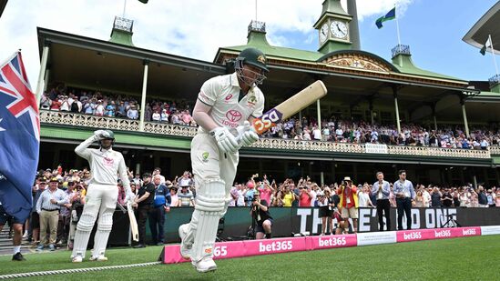 तत्पूर्वी, डेव्हिड वॉर्नरने त्याच्या शेवटच्या कसोटी डावात एखाद्या योद्ध्याप्रमाणे मैदानात उतरला आणि पहिल्या चेंडूपासून फटके खेळण्यास सुरुवात केली. तत्पूर्वी, डेव्हिड वॉर्नरने त्याच्या शेवटच्या कसोटी डावात एखाद्या योद्ध्याप्रमाणे मैदानात उतरला आणि पहिल्या चेंडूपासून फटके खेळण्यास सुरुवात केली.