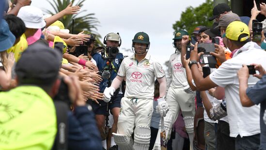 वॉर्नरने ७ चौकारांसह ५७ धावांची झटपट खेळी केली. त्याने करिअरच्या शेवटच्या कसोटीतील पहिल्या डावात ३४ तर दुसऱ्या डावात ५७ धावा केल्या. अशा प्रकारे त्याने आपल्या शेवटच्या कसोटीत ९१ धावा करत आपल्या सुवर्ण कारकिर्दीचा शेवट केला. वॉर्नरने ७ चौकारांसह ५७ धावांची झटपट खेळी केली. त्याने करिअरच्या शेवटच्या कसोटीतील पहिल्या डावात ३४ तर दुसऱ्या डावात ५७ धावा केल्या. अशा प्रकारे त्याने आपल्या शेवटच्या कसोटीत ९१ धावा करत आपल्या सुवर्ण कारकिर्दीचा शेवट केला.