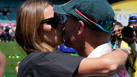 सिडनी कसोटीच्या पहिल्या दिवशी डेव्हिड वॉर्नर आपल्या मुलींसोबत मैदानात आला होता. वॉर्नर अनेकदा क्रिकेट सामन्यांदरम्यान कुटुंबासोबत दिसतो. आज वॉर्नरच्या मुलीसंह त्याची पत्नीदेखील SCG वर उपस्थित होती. सिडनी कसोटीच्या पहिल्या दिवशी डेव्हिड वॉर्नर आपल्या मुलींसोबत मैदानात आला होता. वॉर्नर अनेकदा क्रिकेट सामन्यांदरम्यान कुटुंबासोबत दिसतो. आज वॉर्नरच्या मुलीसंह त्याची पत्नीदेखील SCG वर उपस्थित होती.