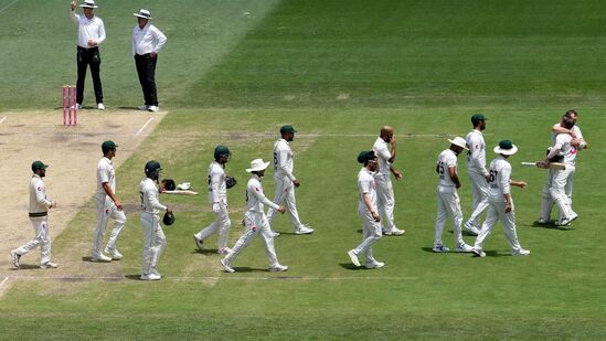 डेव्हिड वॉर्नर ऑस्ट्रेलियाच्या क्रिकेट इतिहासातील एकमेव खेळाडू आहे, ज्याने प्रथम श्रेणी क्रिकेट न खेळता थेट कसोटी क्रिकेटमध्ये पदार्पण केले. वॉर्नरने २०११ मध्ये न्यूझीलंडविरुद्ध पहिला कसोटी सामना खेळला होता. तेव्हापासून, तो ऑस्ट्रेलियासाठी ११२ सामने खेळला. डेव्हिड वॉर्नर ऑस्ट्रेलियाच्या क्रिकेट इतिहासातील एकमेव खेळाडू आहे, ज्याने प्रथम श्रेणी क्रिकेट न खेळता थेट कसोटी क्रिकेटमध्ये पदार्पण केले. वॉर्नरने २०११ मध्ये न्यूझीलंडविरुद्ध पहिला कसोटी सामना खेळला होता. तेव्हापासून, तो ऑस्ट्रेलियासाठी ११२ सामने खेळला.