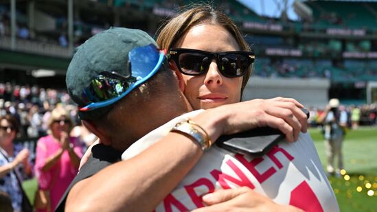  सिडनी क्रिकेट ग्राऊंडवर वॉर्नरला चाहत्यांकडून भव्य निरोप मिळाला. यादरम्यान त्याची पत्नी कँडिसही मैदानावर उपस्थित होती. सिडनी क्रिकेट ग्राऊंडवर वॉर्नरला चाहत्यांकडून भव्य निरोप मिळाला. यादरम्यान त्याची पत्नी कँडिसही मैदानावर उपस्थित होती.