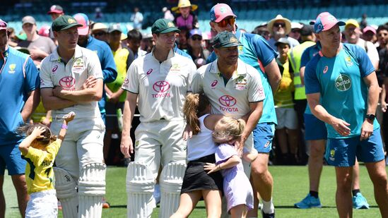 करिअरच्या शेवटच्या कसोटीनंतर वॉर्नरने आपल्या कुटुंबाबद्दल अतिशय भावनिक वक्तव्य केले. ऑस्ट्रेलियन वॉर्नरने त्याचा भाऊ आणि त्याच्या पत्नीला आपल्या यशाचे श्रेय दिले. करिअरच्या शेवटच्या कसोटीनंतर वॉर्नरने आपल्या कुटुंबाबद्दल अतिशय भावनिक वक्तव्य केले. ऑस्ट्रेलियन वॉर्नरने त्याचा भाऊ आणि त्याच्या पत्नीला आपल्या यशाचे श्रेय दिले.