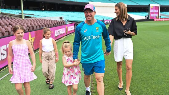 शेवटच्या कसोटीनंतर वॉर्नर म्हणाला, "कुटुंब हा जीवनाचा महत्त्वाचा भाग आहे. तुम्ही त्यांच्याशिवाय काहीच करू शकत नाही. माझ्या उत्कृष्ट संगोपनाचे श्रेय मी माझ्या पालकांना देतो." शेवटच्या कसोटीनंतर वॉर्नर म्हणाला, "कुटुंब हा जीवनाचा महत्त्वाचा भाग आहे. तुम्ही त्यांच्याशिवाय काहीच करू शकत नाही. माझ्या उत्कृष्ट संगोपनाचे श्रेय मी माझ्या पालकांना देतो."