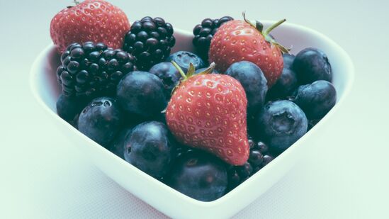 मधुमेहासाठी फायदेशीर: बेरी रक्तातील साखर आणि इन्सुलिन पातळी व्यवस्थापित करण्यात मदत करतात. हे रक्तातील साखरेचे प्रमाण कमी करतात. मधुमेहासाठी फायदेशीर: बेरी रक्तातील साखर आणि इन्सुलिन पातळी व्यवस्थापित करण्यात मदत करतात. हे रक्तातील साखरेचे प्रमाण कमी करतात.