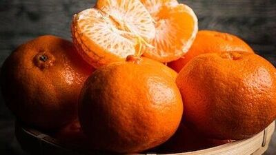 संत्र्यामध्ये पाण्याचे प्रमाण भरपूर असते. त्यामुळे हा घटक डिहायड्रेशन कमी करण्यासाठी खूप उपयुक्त आहे. हिवाळ्यातही शरीर कोरडे होते. त्यामुळे कोरडेपणा दूर करण्यासाठीही संत्र्याचे सेवन केले जाऊ शकते.