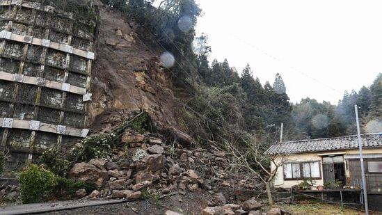 जपानमध्ये &nbsp;नवीन वर्षाच्या दिवशी झालेल्या भूकंपातील मृतांची संख्या रविवारी १०० वर पोहोचली आहे, तर २०० हून अधिक नागरीक &nbsp;बेपत्ता आहेत. गेल्या आठ वर्षांतील जपान मधील हा सर्वात शक्तिशाली आणि प्राणघातक भूकंप आहे. &nbsp;जपानच्या पश्चिम किनार्‍यावर ७.६ तीव्रतेच्या भूकंपामुळे मोठ्या प्रमाणावर विनाश झाला, होकुरिकू प्रदेशात २३ हजार घरे या भूकंपामुळे कोसळली.&nbsp;