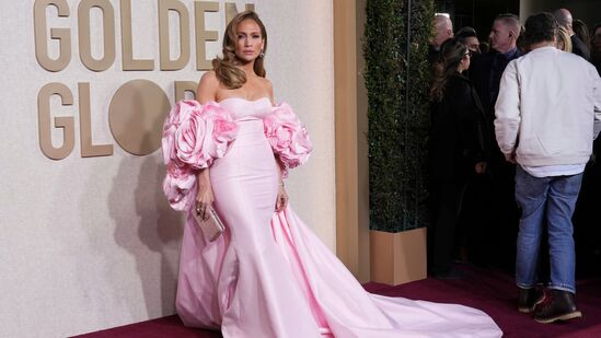 हॉलिवूड अभिनेत्री जेनिफर लोपेझचा २०२४चा गोल्डन ग्लोब लूक ग्रेस आणि ग्लॅमरचे परिपूर्ण मिश्रण दाखवतो. अभिनेत्री जेनिफर लोपेझ पेस्टल गुलाबी गाऊनमध्ये या सोहळ्यात पोहोचली होती. हॉलिवूड अभिनेत्री जेनिफर लोपेझचा २०२४चा गोल्डन ग्लोब लूक ग्रेस आणि ग्लॅमरचे परिपूर्ण मिश्रण दाखवतो. अभिनेत्री जेनिफर लोपेझ पेस्टल गुलाबी गाऊनमध्ये या सोहळ्यात पोहोचली होती.