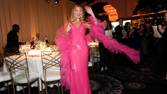 ‘बार्बी’ चित्रपट फेम अभिनेत्री मार्गोट रॉबी गुलाबी रंगाच्या बॉडी फिटेड ड्रेसमध्ये अगदी खरीखुरी 'बार्बी' वाटत होती.