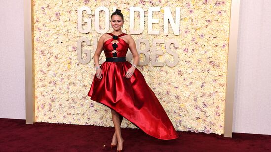 अभिनेत्री सेलिना गोमेझ हिने लाल रंगाच्या सुंदर शिमरी गाऊनमध्ये सगळ्यांच्या नजरा आपल्यावर खिळवून ठेवल्या होत्या. या ड्रेससोबत तिने रुबी लाल रंगाच्या हिल्स परिधान केल्या होत्या.&nbsp;