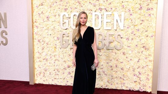 अभिनेत्री जेनिफर लॉरेन्सने ‘गोल्डन ग्लोब्स’च्या रेड कार्पेटवर मिनिमलिस्ट लूक कॅरी केला होता. अभिनेत्रीने काळ्या रंगाचा डायर गाउन परिधान केला होता.