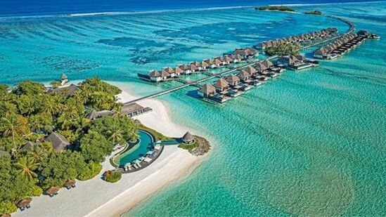 काही भारतीय नागरिकांनी त्यांची &nbsp;मालदीवमधील &nbsp;नियोजित दौरा या वादामुळे रद्द केला आहे. या बाबत त्यांनी सोशल मिडियावर ट्विट देखील केले आहे. &nbsp;