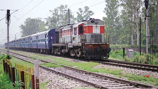 sixteen express trains departing from pune cancelled