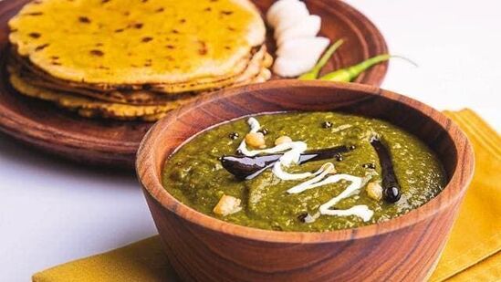 सरसों का साग आणि मक्के की रोटी: हा क्लासिक पंजाबी डिश सरसोच्या (मोहरी) हिरव्या भाज्यांपासून बनवला जातो. मक्याच्या पिठाच्या रोटीसोबत सर्व्ह केला जातो. सरसों का साग आणि मक्के की रोटी: हा क्लासिक पंजाबी डिश सरसोच्या (मोहरी) हिरव्या भाज्यांपासून बनवला जातो. मक्याच्या पिठाच्या रोटीसोबत सर्व्ह केला जातो. 