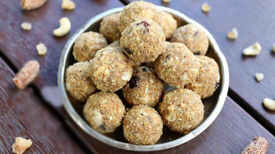 आटा लाडू: आटा लाडू किंवा कणकेचे लाडू ही एक पारंपारिक भारतीय स्वीट आहे, जे गव्हाचे पीठ, तूप, साखर आणि काहीवेळा नट्स किंवा ड्राय फ्रूट्सपासून बनवले जाते.