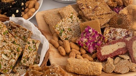 गुळाचे गजक: गजक ही तीळ किंवा शेंगदाणे आणि गुळपासून बनवलेले स्वीट आहे. गूळ वितळवला जातो आणि त्यात तीळ किंवा सीड्स मिक्स करून एक ठिसूळ, गोड स्नॅक्स तयार होतो. गुळाचे गजक: गजक ही तीळ किंवा शेंगदाणे आणि गुळपासून बनवलेले स्वीट आहे. गूळ वितळवला जातो आणि त्यात तीळ किंवा सीड्स मिक्स करून एक ठिसूळ, गोड स्नॅक्स तयार होतो.