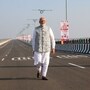 <p>पंतप्रधान नरेंद्र मोदी यांनी शुक्रवारी भारतातील सर्वात लांब व जगातील १० व्या क्रमाकांच्या लांबीच्या सागरी मार्गाचे लोकार्पण केले. या पूलामुळे &nbsp;दक्षिण मुंबईत ते नवी मुंबईत हे &nbsp;अंतर केवळ २० मिनिटांत पार करता येणार आहे. &nbsp;यापूर्वी हे अंतर दोन तासांचे होते.&nbsp;</p>
