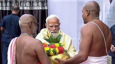 पंतप्रधान नरेंद्र मोदी आज शनिवारी (२० जानेवारी) तामिळनाडूतील तिरुचिरापल्ली येथील प्रसिद्ध श्री रंगनाथस्वामी मंदिरात प्रार्थना केली.&nbsp;