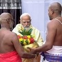 <p>पंतप्रधान नरेंद्र मोदी यांनी शनिवारी तामिळनाडूतील श्री रंगम येथील श्री रंगनाथस्वामी मंदिराराला भेट देत या ठिकाणी &nbsp;प्रार्थना केली. हे मंदिर भगवान विष्णूच्या पूजेसाठी सर्वात महत्वाचे ठिकाण आहे.</p>