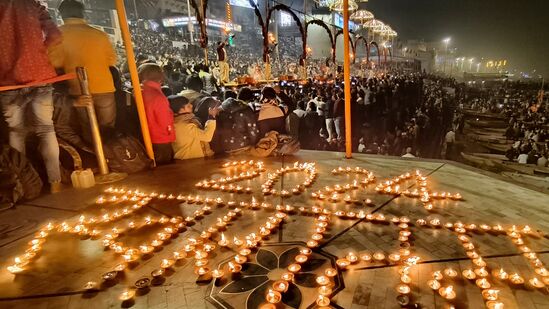 पण तुमची इच्छा असल्यास राम ज्योतीसाठी धातूचा दिवा देखील वापरू शकता. रामज्योती प्रज्वलित करण्यासाठी तीळ किंवा मोहरीचे तेल वापरावे. कुणाला तुपाचा दिवा लावायचा असेल तर अजूनच छान.&nbsp;