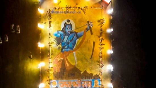 राम ज्योती प्रज्वलित केल्यानंतर, त्या ११ पैकी ५ दिवे आपल्या पूजास्थानी ठेवा. उर्वरित ६ दिवे घराचे मुख्य प्रवेशद्वार, अंगण यासह महत्त्वाच्या ठिकाणी ठेवता येतील. राम ज्योती प्रज्वलित करताना शुभम करोति कल्याणम, आरोग्य धन संपदम्, शत्रु बुद्धी विनाशाय, दीपम् ज्योति नमोस्तुते या मंत्राचा जप करा.&nbsp;&nbsp;