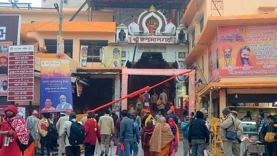 राम मंदिर अभिषेक सोहळ्यापूर्वी शनिवारी अयोध्येतील हनुमान घारी मंदिरात भाविकांची गर्दी.