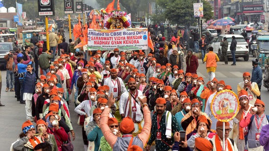 प्रयागराजमध्ये शनिवारी अयोध्या येथील श्री रामजन्मभूमी मंदिराच्या अभिषेक समारंभाच्याआधी &nbsp;विहिप कार्यकर्त्यांनी श्रीराम यात्रा काढली.