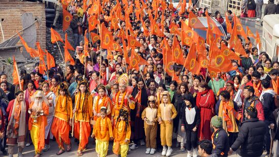 कुलू येथील अयोध्या राम मंदिराच्या 'प्राण प्रतिष्ठा' सोहळ्यापूर्वी काढण्यात आलेली मिरवणुक.&nbsp;