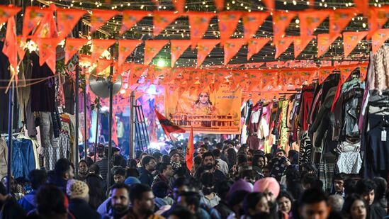 नवी दिल्लीतील अयोध्या मंदिरात श्री राम लल्ला मूर्ती प्राण प्रतिष्ठापुढे भगव्या ध्वजांनी सजलेल्या जनपथ मार्केटचे दृश्य.