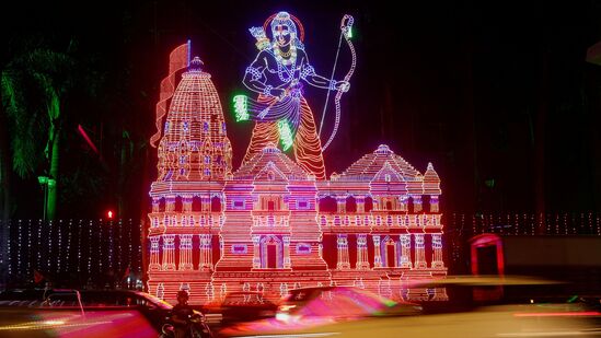 अयोध्येतील अभिषेक समारंभापूर्वी &nbsp;मुंबईतील एका मंदिराला करण्यात आलेली आकर्षक सजावट आणि विद्युत रोषणाई. &nbsp;