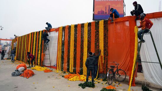 अयोध्येतील प्रभू रामाला समर्पित मंदिराच्या भव्य उद्घाटनाच्या एक दिवस आधी कामगारांनी रस्त्याच्या कडेला केलेली आकर्षक सजावट.&nbsp;