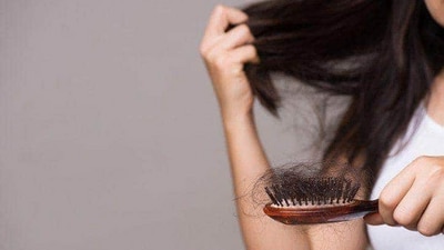 केस गळणे वाढले की अनेक लोक तणावग्रस्त होतात. केस गळणे टाळण्यासाठी घरगुती उपाय करू शकता.&nbsp;