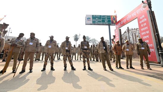 अयोध्येतील श्री रामजन्मभूमी मंदिराच्या अभिषेक सोहळ्याच्या पूर्वसंध्येला रामजन्मभूमीजवळ मोठा फौजफाटा तैनात करण्यात आला आहे.