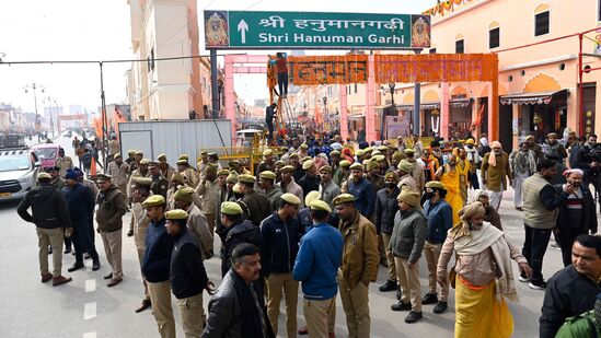 उत्तर प्रदेश दहशतवादी विरोधी पथक (ATS) च्या जवानांनी शनिवारी अयोध्येत गस्त घातली.&nbsp;