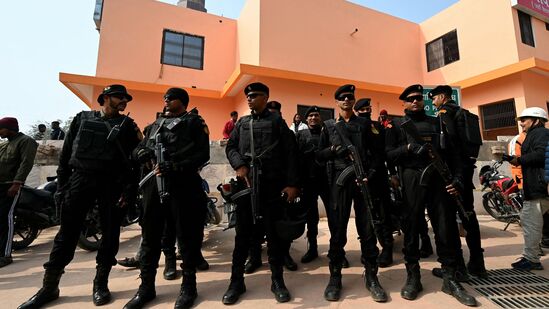 आज होणारा 'प्राण प्रतिष्ठा' सोहळा हा एक ऐतिहासिक सोहळा ठरणार आहे. यासाठी उत्तर प्रदेश पोलिसांनी चोख सुरक्षा व्यवस्था केली आहे. त्यासोबतच प्रत्येक रस्त्यावर कडेकोट बंदोबस्त तैनात करण्यात आला आहे. शहरात रेड झोन, यलो झोन टायर करण्यात आले आहे. तुय माध्यमातून कायदा आणि सुव्यवस्था चोख ठेवण्यात येणार असल्याची माहिती महासंचालक प्रशांत कुमार यांनी दिली. आज होणारा 'प्राण प्रतिष्ठा' सोहळा हा एक ऐतिहासिक सोहळा ठरणार आहे. यासाठी उत्तर प्रदेश पोलिसांनी चोख सुरक्षा व्यवस्था केली आहे. त्यासोबतच प्रत्येक रस्त्यावर कडेकोट बंदोबस्त तैनात करण्यात आला आहे. शहरात रेड झोन, यलो झोन टायर करण्यात आले आहे. तुय माध्यमातून कायदा आणि सुव्यवस्था चोख ठेवण्यात येणार असल्याची माहिती महासंचालक प्रशांत कुमार यांनी दिली. 