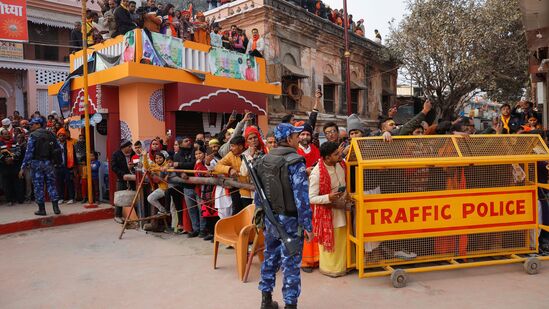 "मंदिर शहरातील सुरक्षा वाढविण्याच्या एकत्रित प्रयत्नांचा एक भाग म्हणून, अयोध्या आता कृत्रिम बुद्धिमत्तेने सुसज्ज ड्रोन तैनात करण्यात आले आहे. या सोबतच भुसुरंग विरोधी ड्रोनचा वापर देखील &nbsp;केला जात आहे," एका वरिष्ठ पोलीस अधिकाऱ्याने सांगितले.&nbsp;