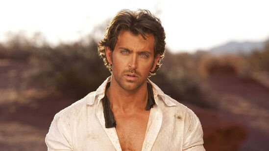 हृतिकचे खरे आडनाव हे नागरथ असे आहे. हृतिकचे पूर्ण नाव हृतिक नागरथ आहे