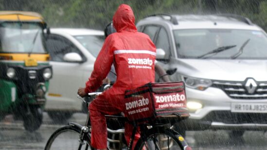 राज्यावर सध्या उत्तरेकडून हवा न येण्यामुळे पुढील ७२ तासात &nbsp;किमान तापमानात थोडीशी वाढ होण्याची शक्यता देखील आहे. &nbsp;२५ जानेवारी नंतर तीन ते चार दिवस उत्तरेकडून येणाऱ्या वाऱ्यांमुळे किमान तापमानात घट होण्याची शक्यता आहे. दरम्यान, राज्यात विदर्भात आज पावसाची शक्यता &nbsp;वर्तवण्यात आली आहे. तर पुढील पाच सात दिवस हवामान कोरडे राहण्याचा अंदाज आहे.&nbsp;