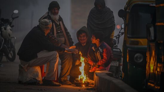 सकाळी आणि संध्याकाळी कमाल तापमानात मुंबईत मोठी घट जाणवत आहे. सोमवारी मुंबईचे कमाल तापमान १६ डिग्री अंश सेल्सिअस होते तर सांताक्रूझ येथे सर्वाधिक कमी १४.८ डिग्री सेल्सिअस तापमानाची नोंद झाली.&nbsp;