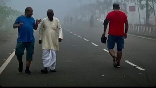 मुंबईतील हवा गुणवत्ता निर्देशांक देखील मॉडरेट अवस्थेत आहे. सध्या मुंबईचा एक्युआय हा १२० एवढा आहे. मुंबईत सध्या सुरू असलेल्या उपाय योजनांमुळे हा हवा गुणवत्ता निर्देशांक सुधारला आहे.