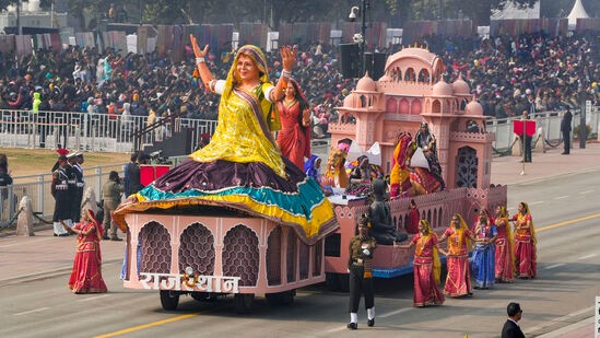 यंदाचा प्रजासत्ताक दिन खास ठरणार आहे. प्रजासत्ताक दिन संचलन सोहळ्यात विविध राज्ये &nbsp;'महिला सक्षमीकरण' यावर चित्ररथ सादर करणार आहेत. यात &nbsp;विविध क्षेत्रातील महिलांची प्रगती आणि कर्तृत्व ठळकपणे दाखवण्यात येणार आहेत. &nbsp;