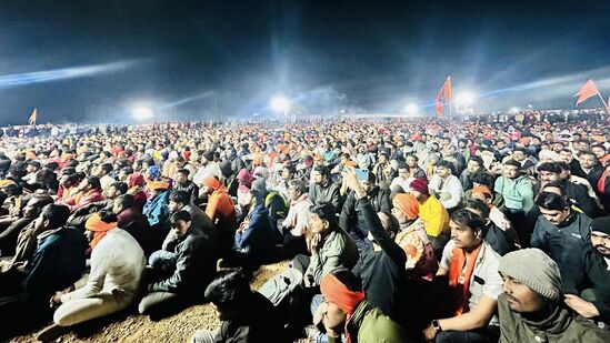  जरांगे पाटील यांच्या स्वागतासाठी रस्त्याच्या दुतर्फा गर्दी करत जरांगे पाटील यांचे स्वागत करण्यात येत आहे. सकाळी झालेली सभेत देखील वृद्ध महिलासह नागरिक उपस्थित होते. मध्यरात्री दीडच्या सुमारास वडूज येथे आगमन झाल्यानंतर छत्रपती संभाजी महाराजांच्या समाधीस्थळी जरांगे पाटील दर्शन घेतले. जरांगे पाटील यांच्या स्वागतासाठी रस्त्याच्या दुतर्फा गर्दी करत जरांगे पाटील यांचे स्वागत करण्यात येत आहे. सकाळी झालेली सभेत देखील वृद्ध महिलासह नागरिक उपस्थित होते. मध्यरात्री दीडच्या सुमारास वडूज येथे आगमन झाल्यानंतर छत्रपती संभाजी महाराजांच्या समाधीस्थळी जरांगे पाटील दर्शन घेतले. 