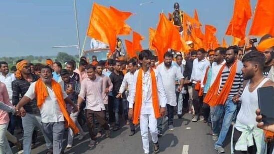 पुण्यामध्ये आज मनोज जरांगे पाटील यांच्या यात्रेत अभूतपूर्व गर्दी झाली आहे. मुंबईच्या मोर्चाचे ट्रेलर आज पुण्यात पाहायला मिळाले. मनोज जरांगे पाटील यांचे ठीकठिकाणी जल्लोषात स्वागत करण्यात आले आहे. पुण्यामध्ये आज मनोज जरांगे पाटील यांच्या यात्रेत अभूतपूर्व गर्दी झाली आहे. मुंबईच्या मोर्चाचे ट्रेलर आज पुण्यात पाहायला मिळाले. मनोज जरांगे पाटील यांचे ठीकठिकाणी जल्लोषात स्वागत करण्यात आले आहे. 