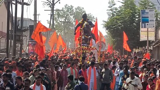 खराडी येथून सकाळी १० वाजता जरांगे पाटील यांनी मुंबईच्या दिशेने जाण्यास सुरुवात केली आहे. दरम्यान, पुण्यातील शिक्रापूर येथे लाखो मराठ्यांनी तयांचे जल्लोषात स्वागत केले. संपूर्ण रस्ता मराठा आंदोलकांनी गजबजून गेला होता. खराडी येथून सकाळी १० वाजता जरांगे पाटील यांनी मुंबईच्या दिशेने जाण्यास सुरुवात केली आहे. दरम्यान, पुण्यातील शिक्रापूर येथे लाखो मराठ्यांनी तयांचे जल्लोषात स्वागत केले. संपूर्ण रस्ता मराठा आंदोलकांनी गजबजून गेला होता. 