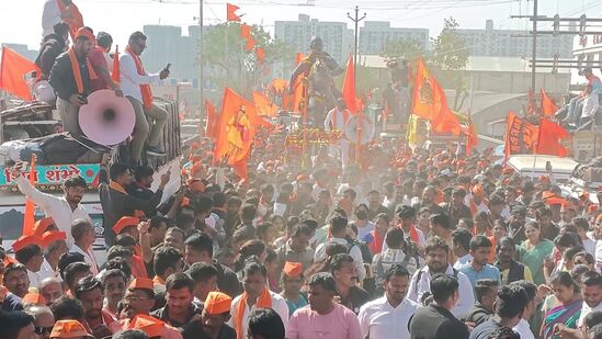 आज मनोज जरांगे-पाटील यांची पदयात्रा पुणे, शिवाजीनगर मार्गे आज सांगवी फाटा येथे दाखल होईल. तेथून रक्षक चौक,जगताप डेअरी, काळेवाडी फाटा, डांगे चौक, पदमजी पेपर मिलमार्गे चापेकर चौक चिंचवडगाव असा मार्ग असणार आहे. पुढे चिंचवड स्टेशन- खंडोबा मंदिर, आकुर्डीमार्गे निगडी, भक्ती-शक्ती समूह शिल्पावरून तळेगावमार्गे आंदोलक लोणावळा येथे मुक्कामी असतील. आज मनोज जरांगे-पाटील यांची पदयात्रा पुणे, शिवाजीनगर मार्गे आज सांगवी फाटा येथे दाखल होईल. तेथून रक्षक चौक,जगताप डेअरी, काळेवाडी फाटा, डांगे चौक, पदमजी पेपर मिलमार्गे चापेकर चौक चिंचवडगाव असा मार्ग असणार आहे. पुढे चिंचवड स्टेशन- खंडोबा मंदिर, आकुर्डीमार्गे निगडी, भक्ती-शक्ती समूह शिल्पावरून तळेगावमार्गे आंदोलक लोणावळा येथे मुक्कामी असतील. 