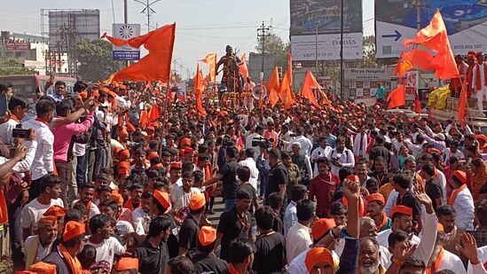 तत्पूर्वी सकाळी मनोज जरांगे पाटील यानी खराडी येथे पत्रकरांची संवाद साधला. पाटील म्हणाले, निवडणुक लढवणं हा आपला मार्ग नाही. मराठा समाजाला आरक्षण मिळावं, हाच आपला, माझा उद्देश आहे. राजकारण म्हटलं की, फोडाफोडीच आलीच, त्यामुळे आपलं समाजकारण सुरू ठेवायचं आणि जोपर्यंत आरक्षणाचा प्रश्न मार्गी लागत नाही, तोपर्यंत लढा सुरू ठेवायचा. शहर असो की ग्रामीण भाग, मराठा समाजातील लेकरांसाठी हा मोर्चा काढला आहे. आम्ही तुम्हाला त्रास व्हावा म्हणून चाललो नसून एक दिवसासाठी शहरातून जात आहोत, त्यामुळे तुम्ही एक तांब्या भरून पाणी दिलं पाहिजे. मराठा आरक्षणाच्या मागणीसाठी ज्या कोणी नेत्यांनी विश्वासघात केला आहे. त्या नेत्यांची नावे मुंबईत गेल्यावर जाहीर करणार असल्याचे देखील त्यांनी सांगितले. तत्पूर्वी सकाळी मनोज जरांगे पाटील यानी खराडी येथे पत्रकरांची संवाद साधला. पाटील म्हणाले, निवडणुक लढवणं हा आपला मार्ग नाही. मराठा समाजाला आरक्षण मिळावं, हाच आपला, माझा उद्देश आहे. राजकारण म्हटलं की, फोडाफोडीच आलीच, त्यामुळे आपलं समाजकारण सुरू ठेवायचं आणि जोपर्यंत आरक्षणाचा प्रश्न मार्गी लागत नाही, तोपर्यंत लढा सुरू ठेवायचा. शहर असो की ग्रामीण भाग, मराठा समाजातील लेकरांसाठी हा मोर्चा काढला आहे. आम्ही तुम्हाला त्रास व्हावा म्हणून चाललो नसून एक दिवसासाठी शहरातून जात आहोत, त्यामुळे तुम्ही एक तांब्या भरून पाणी दिलं पाहिजे. मराठा आरक्षणाच्या मागणीसाठी ज्या कोणी नेत्यांनी विश्वासघात केला आहे. त्या नेत्यांची नावे मुंबईत गेल्यावर जाहीर करणार असल्याचे देखील त्यांनी सांगितले. 