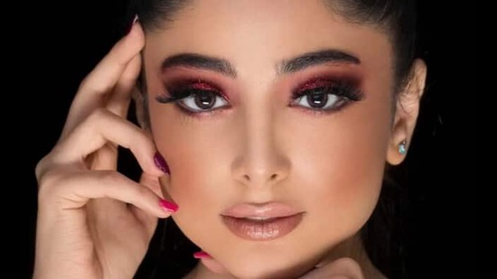 डोळ्यांच्या मेकअपसाठी तुम्ही बाजारातून एखादे नवीन उत्पादन खरेदी करत असाल तर डोळ्यांवर लावण्यापूर्वी त्याची पॅच टेस्ट करून घ्या.