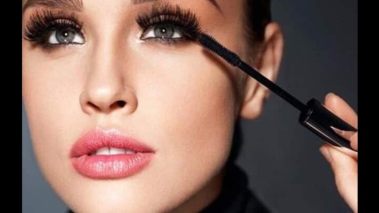 मेकअप करताना मुलींना अनेकदा त्यांच्या पापण्यांना हेवी लूक द्यायला आवडते. डोळ्यांचा लुक खराब होतो.