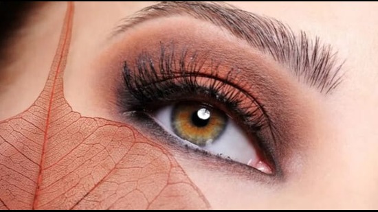 जाड आयलायनर लावणे टाळा - ज्यांचे डोळे लहान आहेत त्यांनी नेहमी पातळ आयलायनर लावावे. जाड लायनर लावणे टाळावे. जाड आयलायनर लावल्याने डोळे लहान आणि पातळ दिसतात. पातळ लायनरसह तुम्ही हेवी मस्करा वापरू शकता.